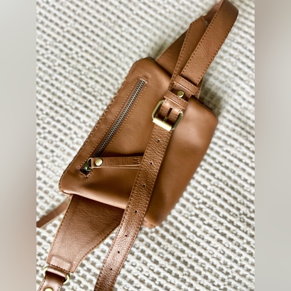 MANDRN the Remy woven crossbody fanny pack - Picture 5 of 8